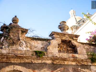 Al di sopra delle arcate corre un cornicione con delle edicole in pietra, in parte coperte da arbusti